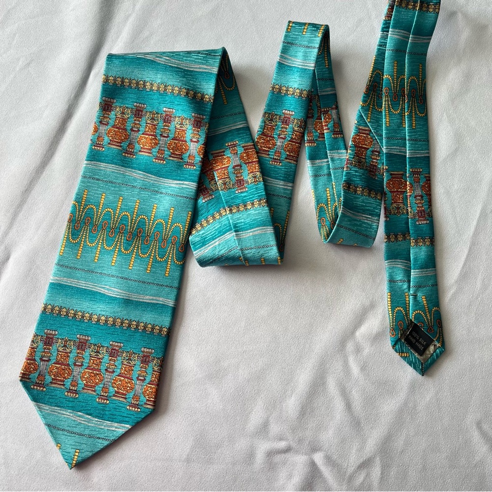 Tesoro Rosso Hand-Made 100% Silk Tie Blue Yellow Pedestals Jewelry String Print